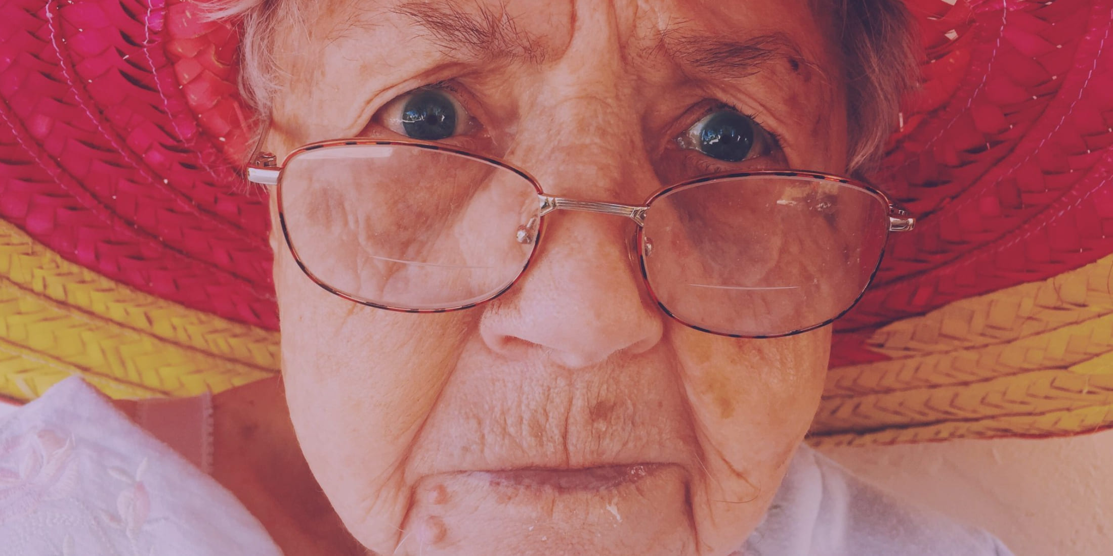 Пожилая женщина в очках и широкополой шляпе с очень укрепленным иммунитетом!