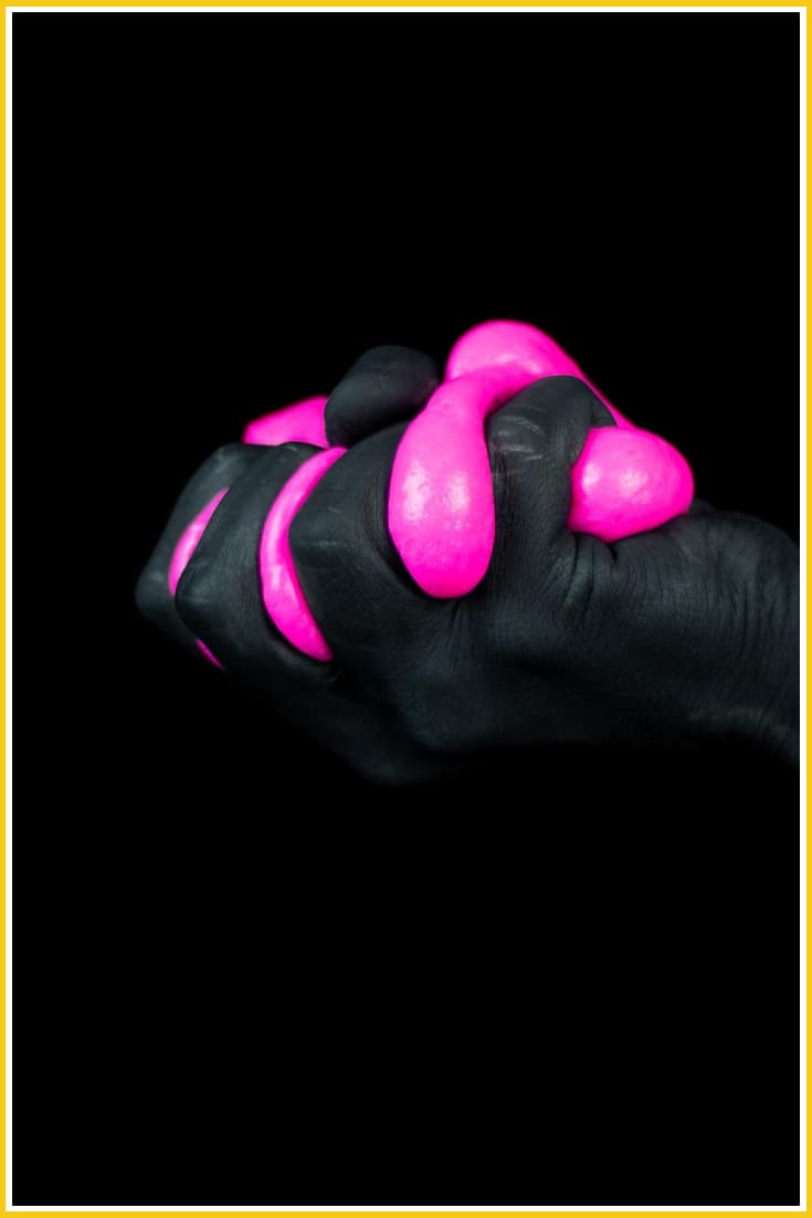 Розовый слайм сжимает черная рука. Кажется вам под силу сдалать самим такой!